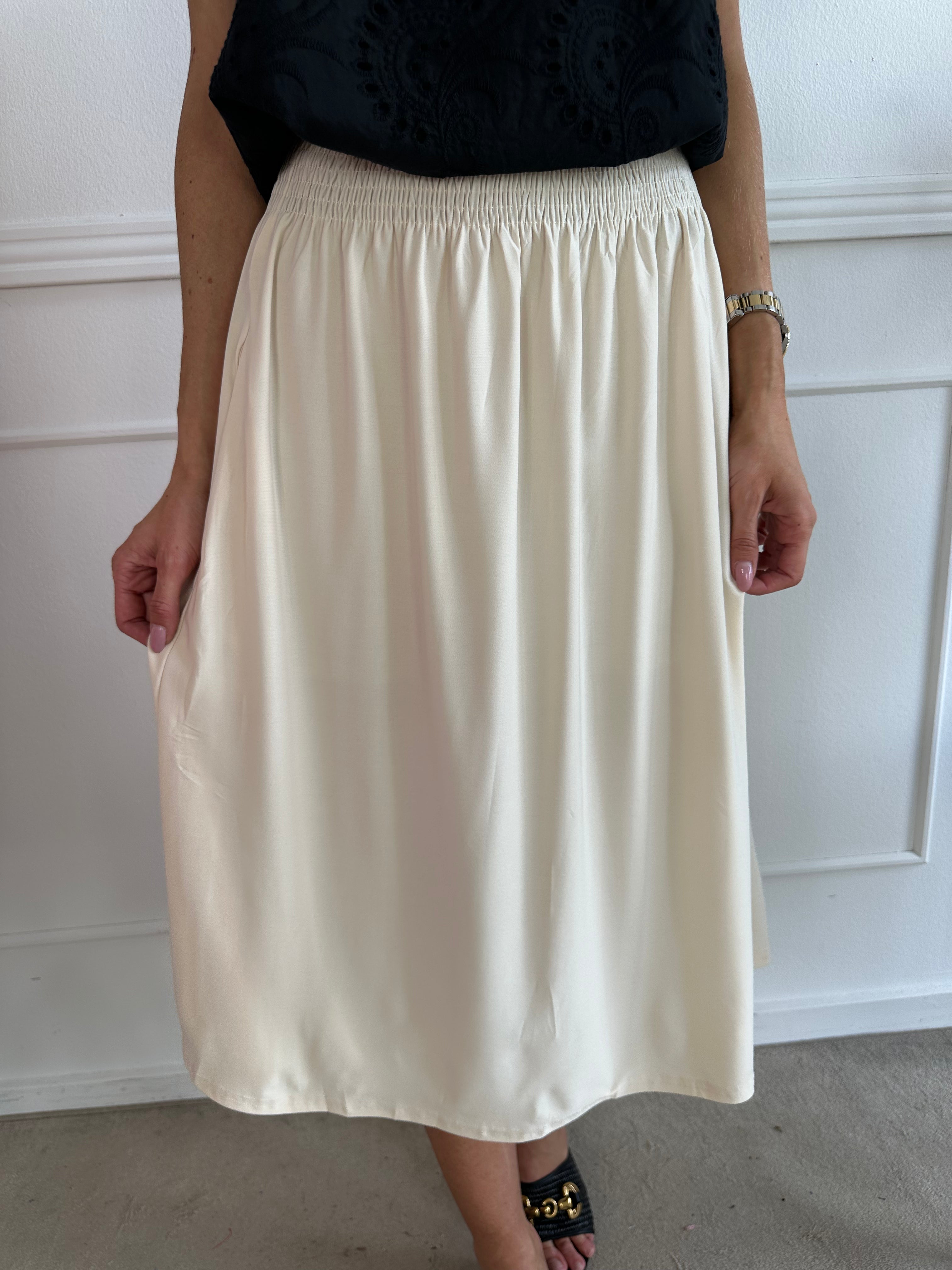 Pams Plain Midi Skirt - Kjol i stretchigt material med fickor